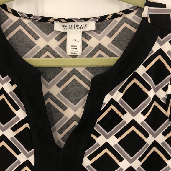 Black v neck dress. - Picture 2 of 9